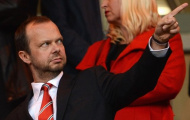 Ủng hộ Mourinho, fan MU giăng biểu ngữ khó tin phản đối Ed Woodward