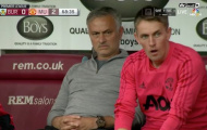 Pogba sút hỏng 11m và đây là biểu cảm khó đỡ của Mourinho