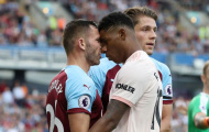Rashford ngây thơ, trao cờ tận tay Martial