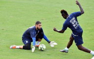 Vừa trở lại tuyển Ý, Balotelli đã thử tài 'tiểu Buffon'