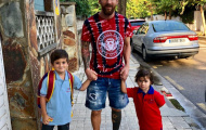 Đưa con đi học, Messi 'doạ chết' người nhìn
