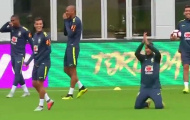 'Sỉ nhục' cựu sao Chelsea, Coutinho khiến Neymar phải quỳ gối
