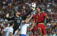 Ôm hận trước đồng đội cũ, Donnarumma bất lực nhìn Italia tay trắng rời BĐN