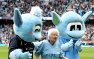 2 nhân vật bí ẩn 100 tuổi ra sân cùng Man City là ai?