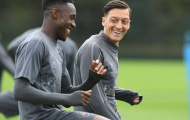 Mesut Ozil 'thả thính' Danny Welbeck trước trận đấu với Newcastle