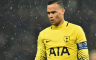 Bắt bóng như Karius, thủ thành của Tottenham hứng loạt gạch đá