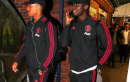 Anthony Martial trở về Manchester với biểu cảm ít thấy