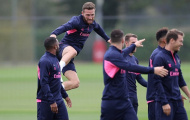 Mustafi 'song phi' đá thẳng người Lacazette