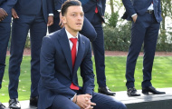 Ozil khiến fan nữ 'rụng tim' khi diện đồ vest chụp kỉ yếu