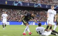 Ronaldo bị đuổi khỏi sân vì lỡ 'xoa đầu' đối thủ?