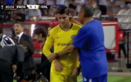 Morata tỏ thái độ chống đối Sarri ngay trên đường biên