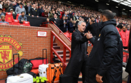 Biểu cảm khó đỡ của Mourinho khi bắt tay người đồng hương