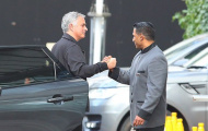 Nhìn Mourinho với nhân viên lễ tân, Paul Pogba có chạnh lòng?