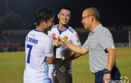 'Bỏ quên' Nghiêm Xuân Tú, HLV Park Hang-seo đợi gần 10 phút để bắt tay Thanh Trung, Huy Hùng