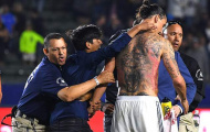 Lập cú đúp cho La Galaxy, Ibrahimovic cởi áo khoe hình xăm cực chất