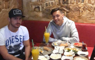 Arsenal thăng hoa, Ozil 'chơi lớn' với hành động này