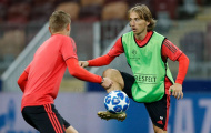 Luka Modric thi triển tuyệt kỹ 'lườm rau gắp thịt'
