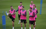 Ramos và dàn cầu thủ Tây Ban Nha diện áo hồng nam tính trên sân tập