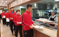 ĐT Việt Nam dùng bữa nhẹ trước buổi tập đầu tiên trên đất Hàn Quốc