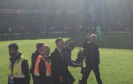 Chê fan Chelsea thiếu tôn trọng, Mourinho có hành động khiêu khích