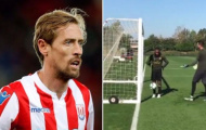 Peter Crouch đòi kiện Alexandre Lacazette ra tòa vì lý do này