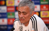 Sốc: Mourinho phải cuốc bộ đến Old Trafford vì trễ xe bus trận Juve