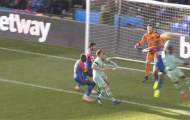 Tranh cãi: Lacazette dùng tay chơi bóng trước khi Aubameyang ghi bàn?