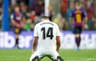 Casemiro quỳ gối bất lực trước thảm bại tại Camp Nou
