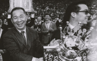 Cầu thủ Leicester cùng tri ân vị chủ tịch quá cố
