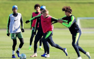 De Bruyne tung hoành trong vòng vây các đồng đội