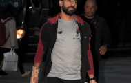 Dàn sao Liverpool đổ bộ London; Mohamed Salah xuất hiện với cánh tay băng bó