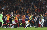 Kinh hoàng! Chọc giận Fenerbahce, cầu thủ Galatasaray bị đuổi đánh