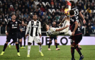 Tái hiện siêu phẩm bất thành, CR7 chỉ biết ôm cột trong ngày vinh danh