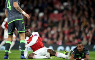 Sốc! Danny Welbeck chấn thương cực nặng, rời sân với bình oxy