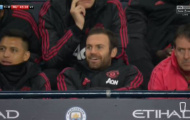 Fan Man Utd nổi giận với Sanchez và Mata