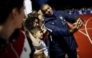 Mbappe ký tặng CĐV 'mệt nghỉ' khi hội quân với tuyển Pháp