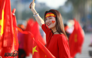 Fan nữ xinh đẹp hào hứng tiếp lửa ĐT Việt Nam trước giờ G