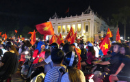 CĐV Việt Nam xuống đường ăn mừng chiến thắng