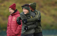 Bị Lacazette 'cướp' áo số 10, Ozil đáp trả cực hài