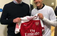 Quyết không cho đồng đội lấy áo, vậy mà Ozil lại tặng cho 'người lạ'