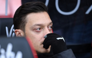 CĐV có buồn lòng khi thấy hình ảnh này của Ozil ngoài được đường pitch?