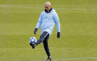 Pep Guardiola cao hứng biểu diễn skill trên sân tập