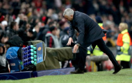 Đây, lý do Mourinho ném giỏ chai nước sau bàn thắng của Fellaini