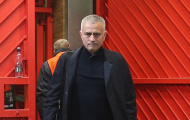 Ném giỏ chai nước trút giận và đây là thái độ của Mourinho trong phòng thay đồ