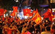 CĐV Hà Nội phủ kín phố đi bộ bằng sắc đỏ ăn mừng chiến thắng đội tuyển Việt Nam