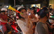 Hot girl Sài Gòn 'đi bão' mừng chiến thắng tuyển Việt Nam