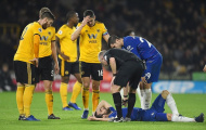 Cầu thủ Wolves ôm mặt sau cú va chạm làm Fabregas nằm bất động