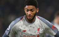 Trung vệ Liverpool rời sân bằng cáng sau pha va chạm biển quảng cáo