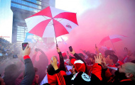 CĐV Boca Juniors và River Plate hò hét, đốt pháo sáng loạn cả khu Madrid
