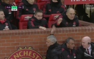 Mourinho hành xử bất ngờ với các trợ lý sau bàn thắng của Lukaku